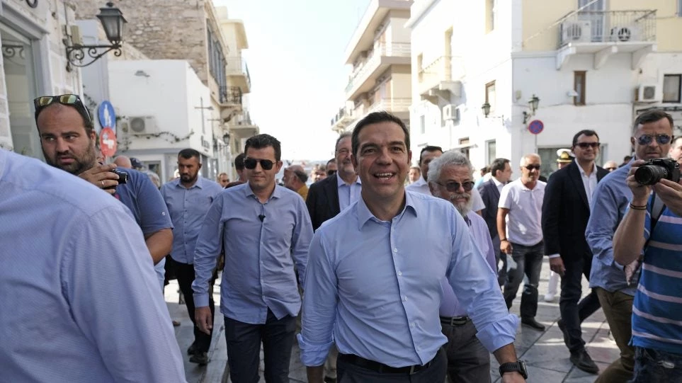 Νέα ήθη από τους Κυβερνητικούς: Αρπαξαν από το λαιμό 70χρονη ενώ πήγαινε να διαμαρτυρηθεί στον Τσίπρα – Ανεπιθύμητος και στη Σύρο (Ηχητικό)